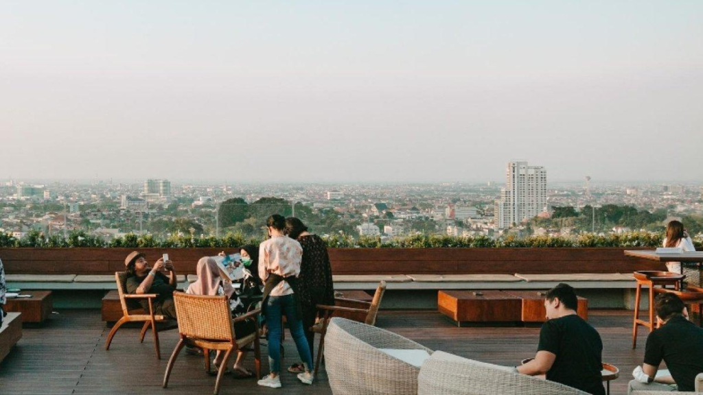 Cafe Live Music Semarang: Epicure Sky Terrace Cafe & Resto