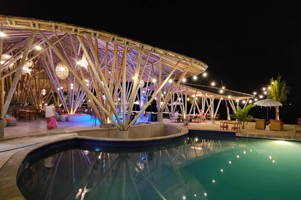 Nikmati hiburan malam dengan suasana pantai di Eleven Penida Beach Club.