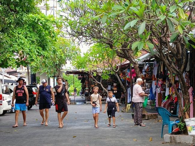 Nikmati berbelanja dengan kentalnya budaya lokal di Legian Art Market.