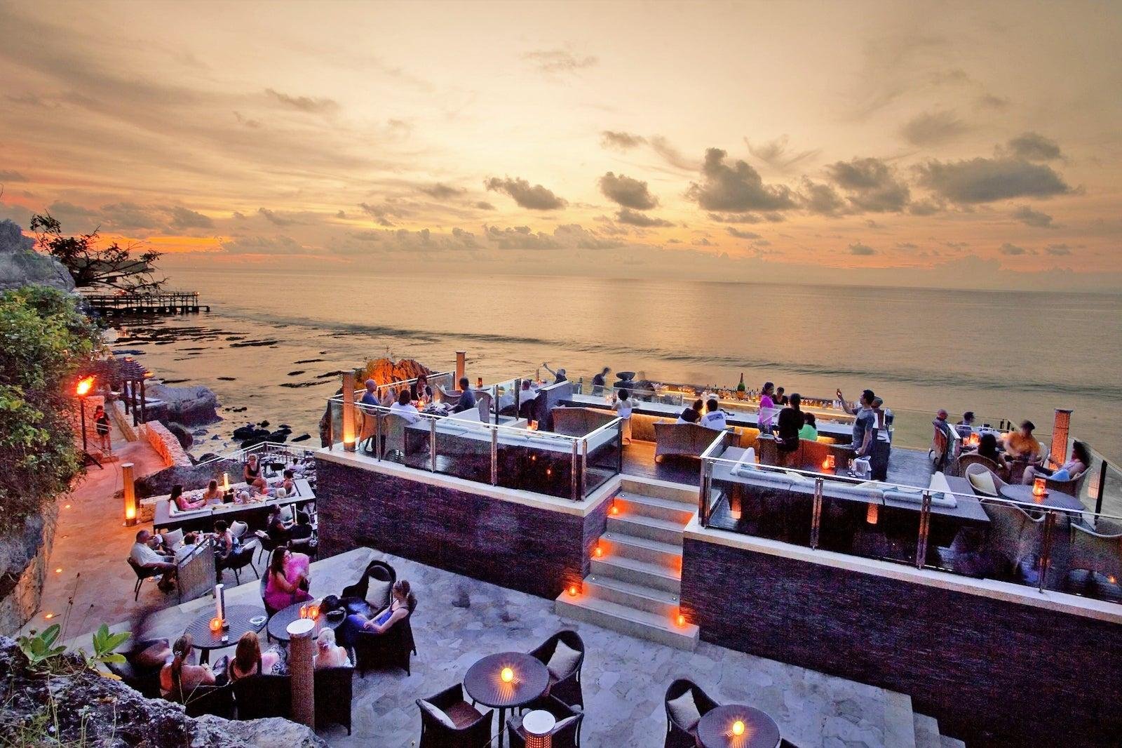 Hiburan malam mengesankan dengan live DJ menarik di Rock Bar Bali, Ayana Resort and Spa.